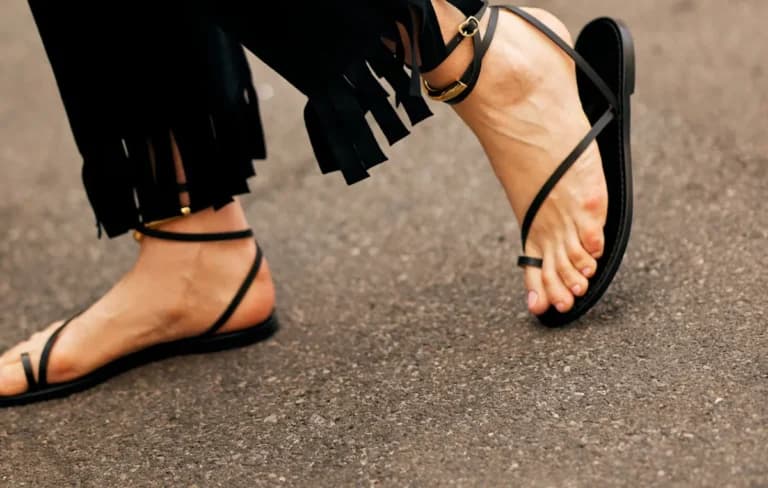 Τα αρχαιοελληνικά σανδάλια επιστρέφουν δυναμικά στη μόδα