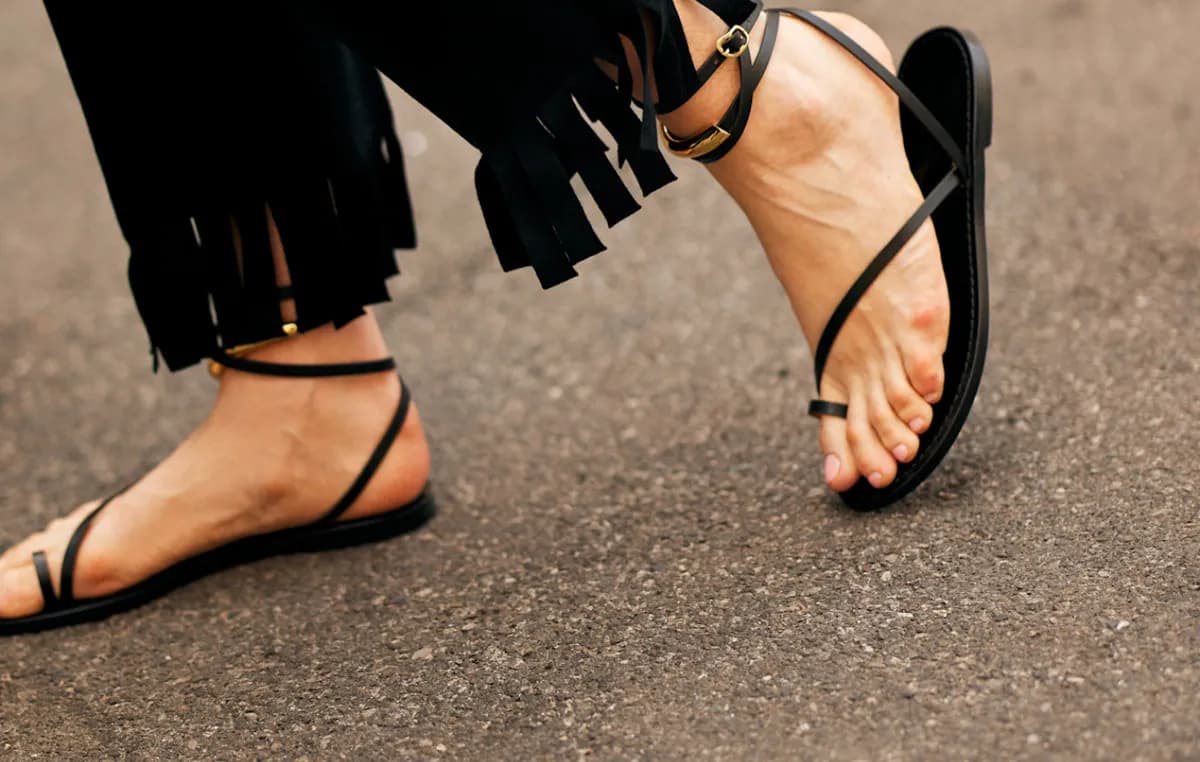 Τα αρχαιοελληνικά σανδάλια επιστρέφουν δυναμικά στη μόδα