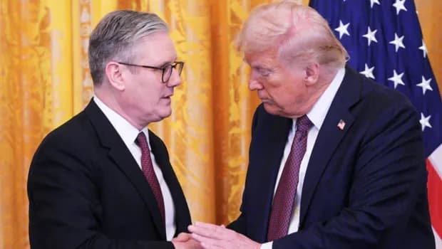 Ο Τραμπ απειλεί τη Βρετανία με δασμούς για Big Tech