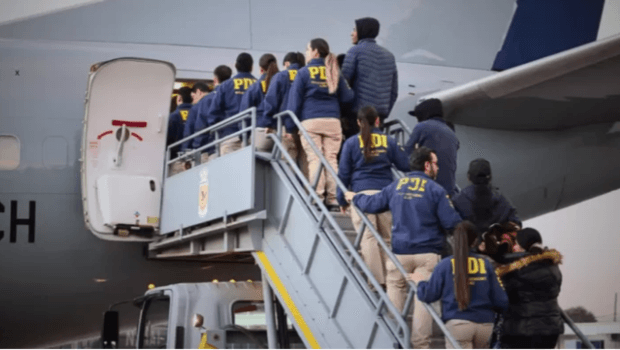 Η Χιλή κλιμακώνει απελάσεις μεταναστών με πτήσεις