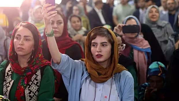 Το Ιράν και η μαντίλα: Φαινομενική ελευθερία με βαρύ τίμημα