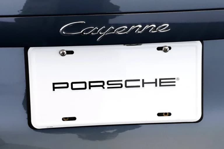 Ο διανομέας που πήδηξε σε Porsche για να γλιτώσει από σκυλιά δικαιώθηκε
