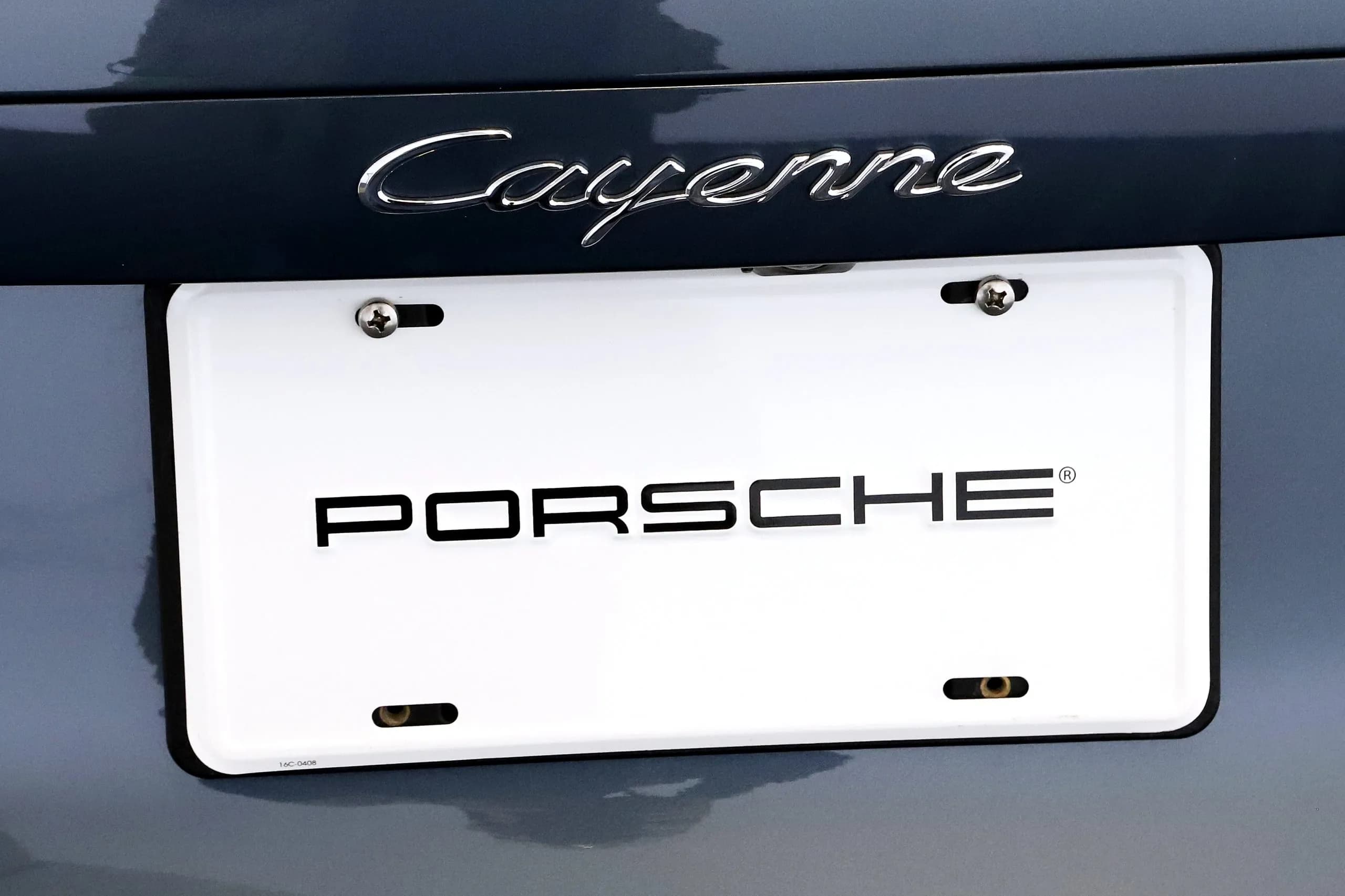 Ο διανομέας που πήδηξε σε Porsche για να γλιτώσει από σκυλιά δικαιώθηκε