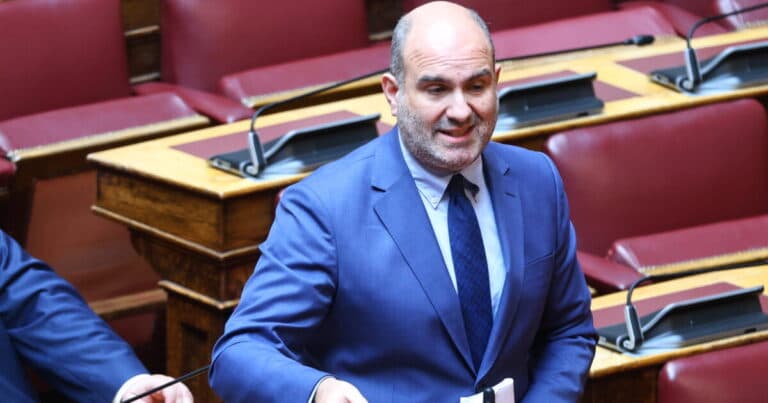 Ο Μαρκόπουλος διαψεύδει φήμες για το πτυχίο του