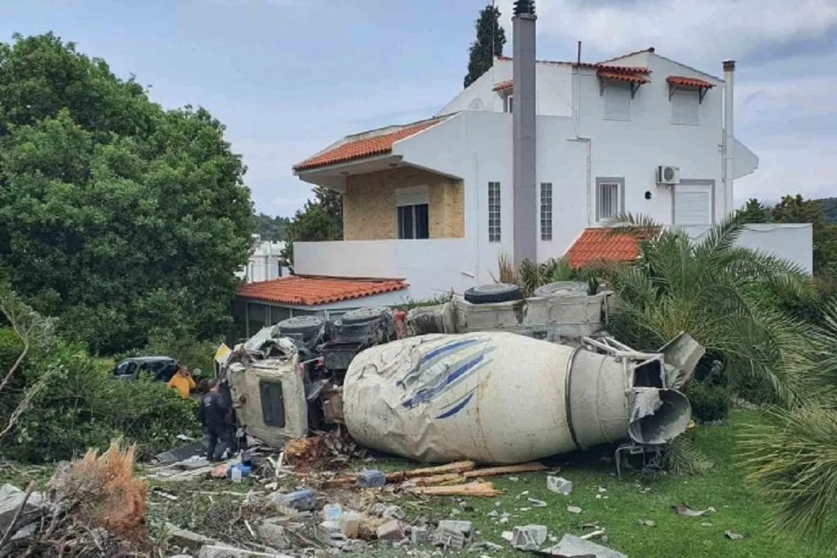 Η μπετονιέρα 33 τόνων εισέβαλε σε αυλή σπιτιού στη Ρόδο