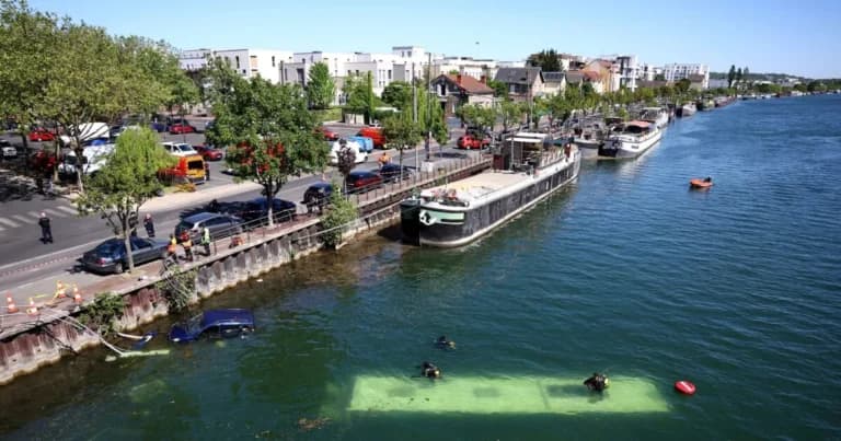 Ο λεωφορείο κατέληξε στη Σηκουάνα στη Γαλλία