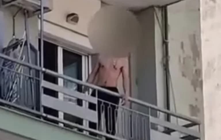Ο 20χρονος στη Θεσσαλονίκη απειλεί να πέσει από μπαλκόνι