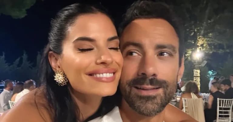 Ο Σάκης Τανιμανίδης κλείνει τα 45: η αγάπη της Μπόμπα