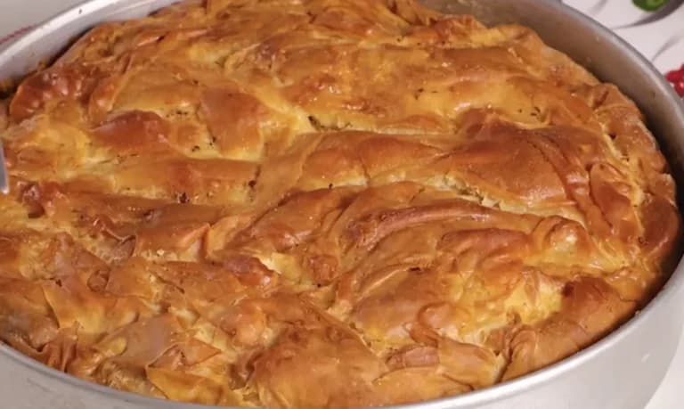 Η Αργυρώ Μπαρμπαρίγου ετοιμάζει την τέλεια τυρόπιτα