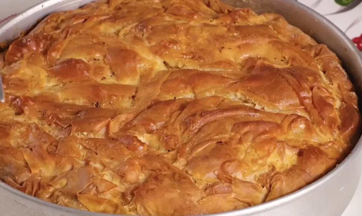 Η Αργυρώ Μπαρμπαρίγου ετοιμάζει την τέλεια τυρόπιτα