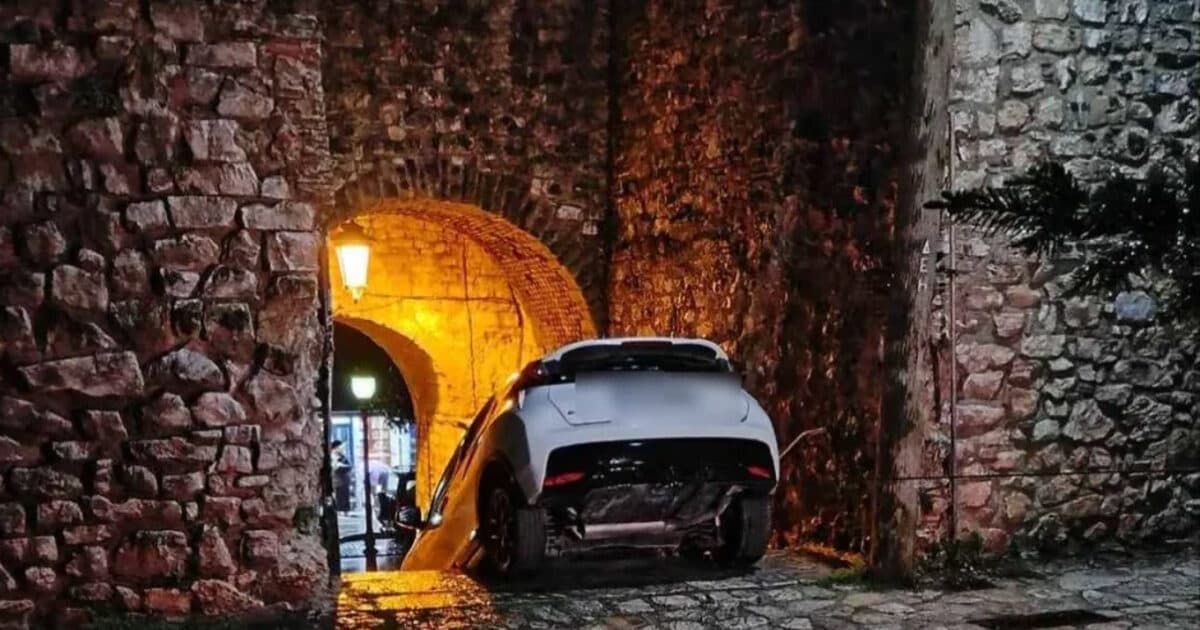 Αυτοκίνητο σφηνώθηκε στα σκαλιά του κάστρου Γιάννενα