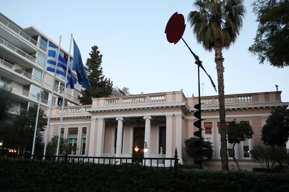 Η κυβέρνηση απαντά στον Ανδρουλάκη για τους 13 βουλευτές