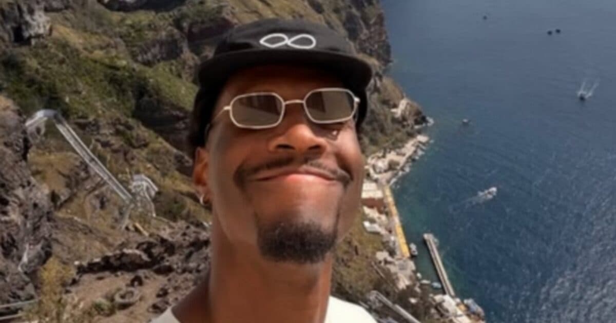 Ο Νάιτζελ Χέιζ Ντέιβις απολαμβάνει διακοπές στη Σαντορίνη