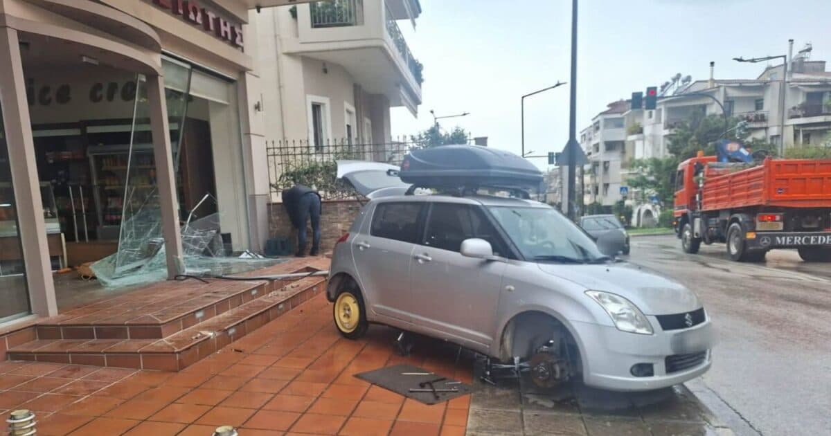 Αυτοκίνητο μπούκαρε σε φούρνο στο Αγρίνιο