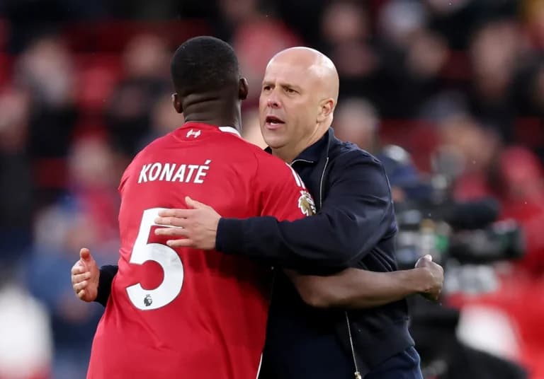 Ο Άρνε Σλοτ παραμένει στη Λίβερπουλ για τη σεζόν 2026/27