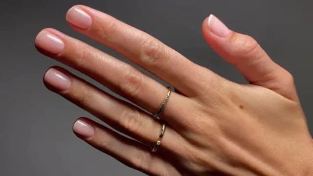 Το «No-Makeup Makeup» μανικιούρ: η νέα τάση στα νύχια