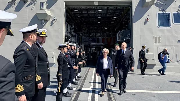 Ο Δένδιας συναντήθηκε με τη Βοτρέν επί της φρεγάτας Κίμων