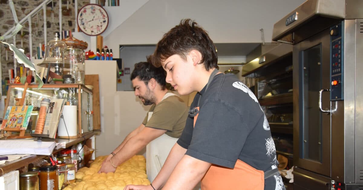 Το διάσημο τσουρέκι Γούναρη: τρεις γενιές ζαχαροπλάστες στη Μυτιλήνη