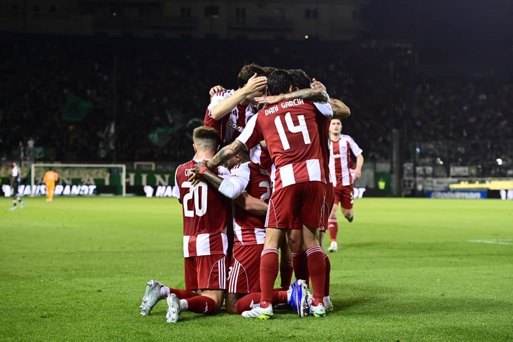 Ο Ολυμπιακός νικά τον Παναθηναϊκό και παραμένει ζωντανός στη διεκδίκηση του τίτλου