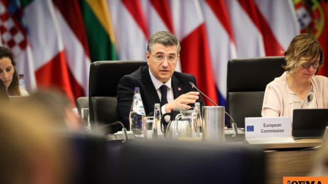 Ο Τζιτζικώστας διαβεβαιώνει: Επαρκή καύσιμα στα αεροδρόμια της ΕΕ