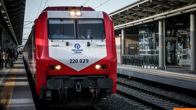 Η αμαξοστοιχία Θεσσαλονίκης-Έδεσσας ακινητοποιήθηκε στη Βέροια