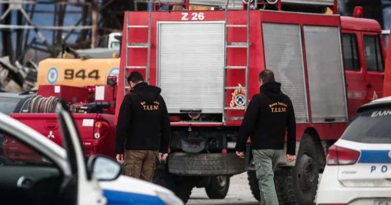 Φωτιά σε Mercedes κοντά στο ΣΕΦ στο Νέο Φάληρο