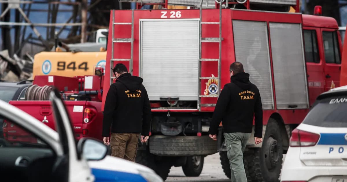 Φωτιά σε Mercedes κοντά στο ΣΕΦ στο Νέο Φάληρο