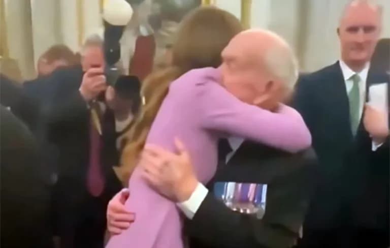 Η Κέιτ Μίντλετον αγκάλιασε ηλικιωμένο ήρωα στο Μπάκιγχαμ