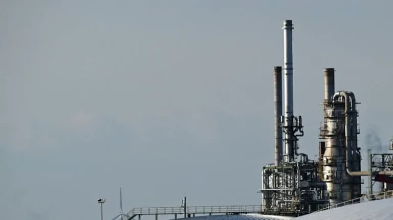 Το πετρέλαιο παραμένει σε υψηλά με Ορμούζ να φλέγεται