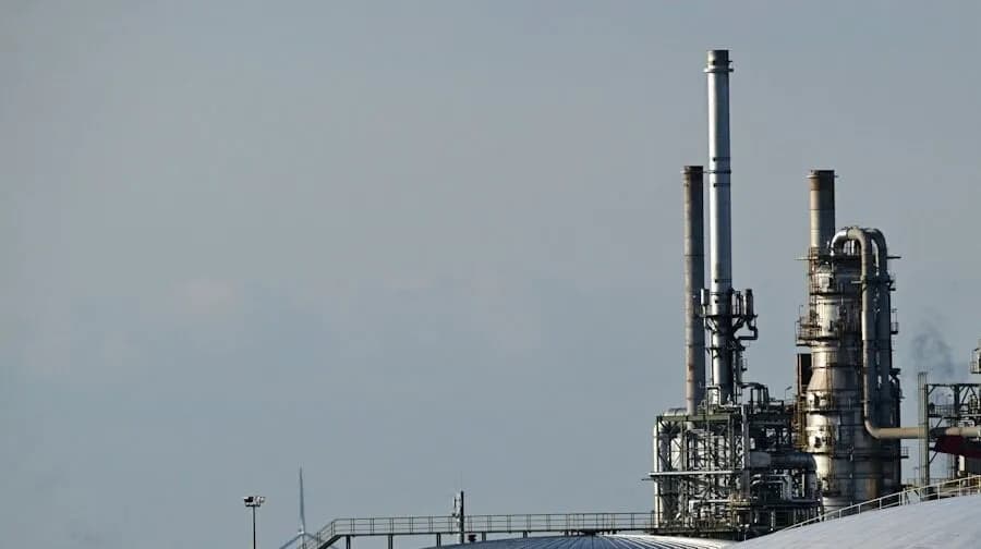 Το πετρέλαιο παραμένει σε υψηλά με Ορμούζ να φλέγεται