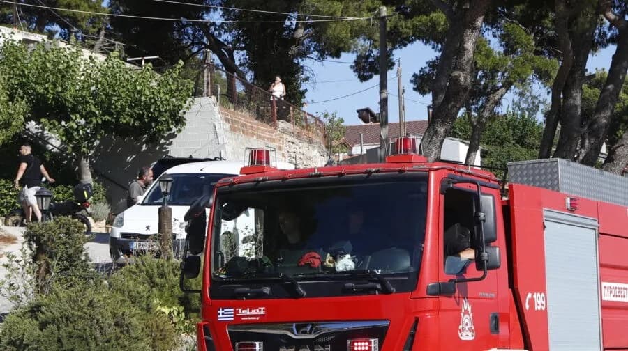 Φωτιά στην Πάρνηθα: Μάχη με τις φλόγες στο Μαυροβούνι