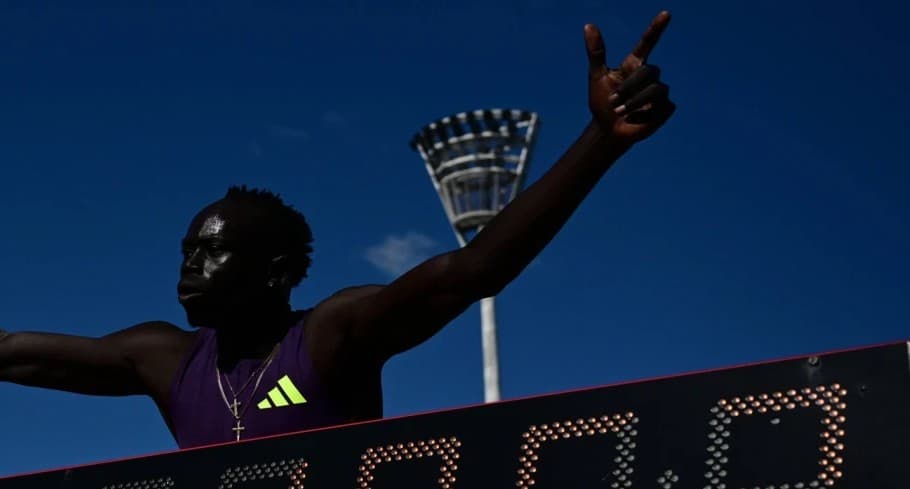 Ο 18χρονος Γκουτ Γκουτ σπάει το παγκόσμιο ρεκόρ στα 200μ