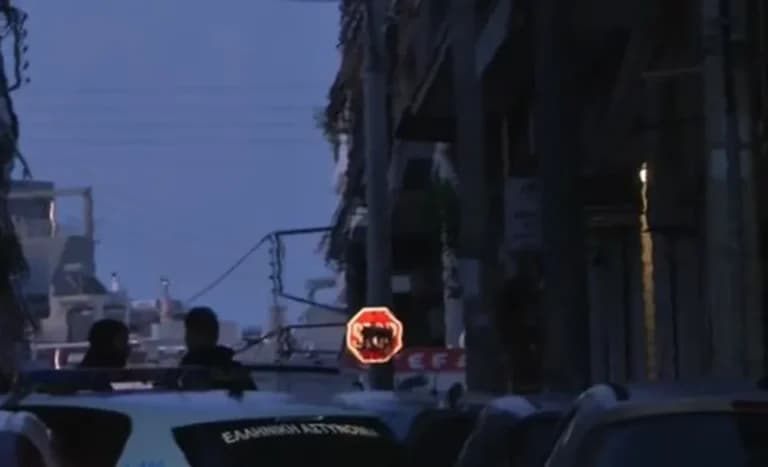 Ομηρεία στον Νέο Κόσμο: Ο 51χρονος αρνείται να παραδοθεί