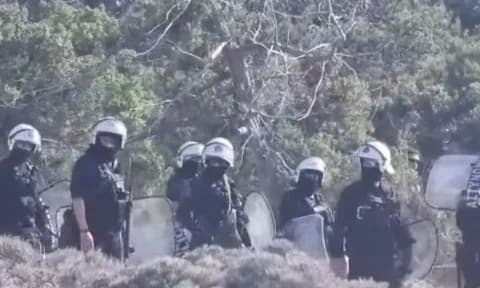 Κατεδαφίσεις με ΜΑΤ στις παραλίες της Γαύδου