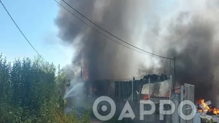 Μεγάλη φωτιά σε αποθήκη υλικών στην Καλαμάτα