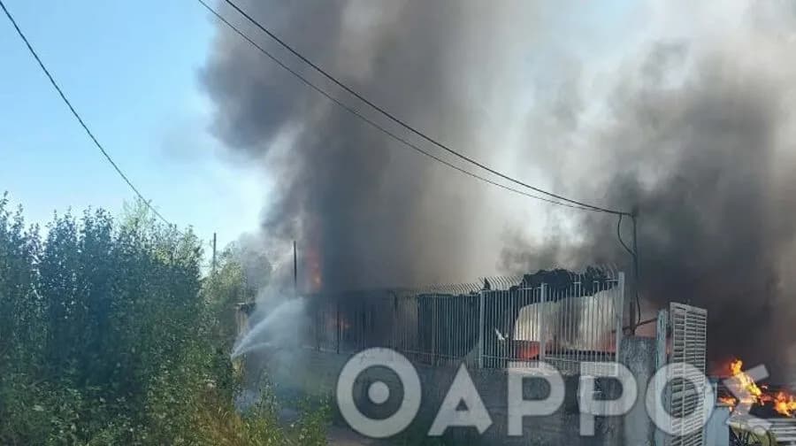 Μεγάλη φωτιά σε αποθήκη υλικών στην Καλαμάτα