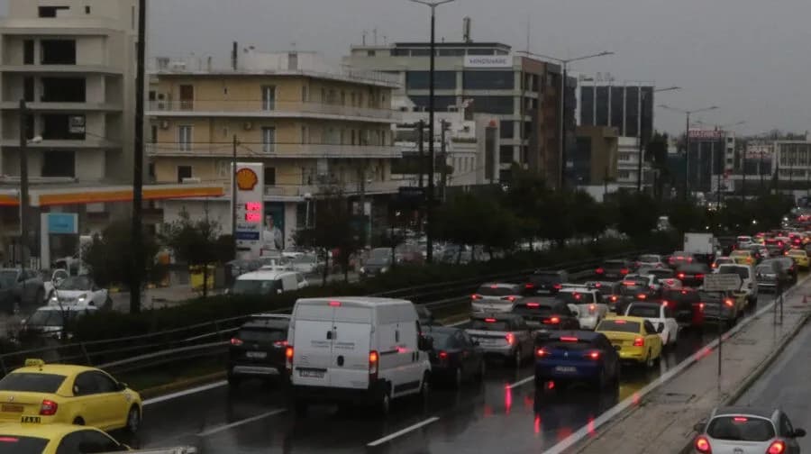 Χάος στους δρόμους της Αθήνας από τη βροχή