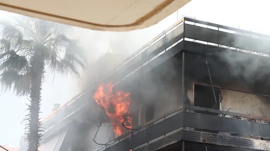 Φωτιά στο Ίλιον: Στάχτη δύο όροφοι κατοικιών από αποθήκη