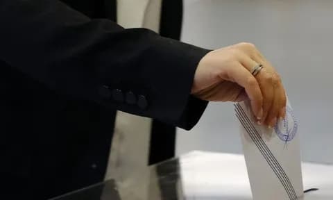 Δημοσκόπηση RealPolls: Η ΝΔ στο 30,6% με καθαρό προβάδισμα