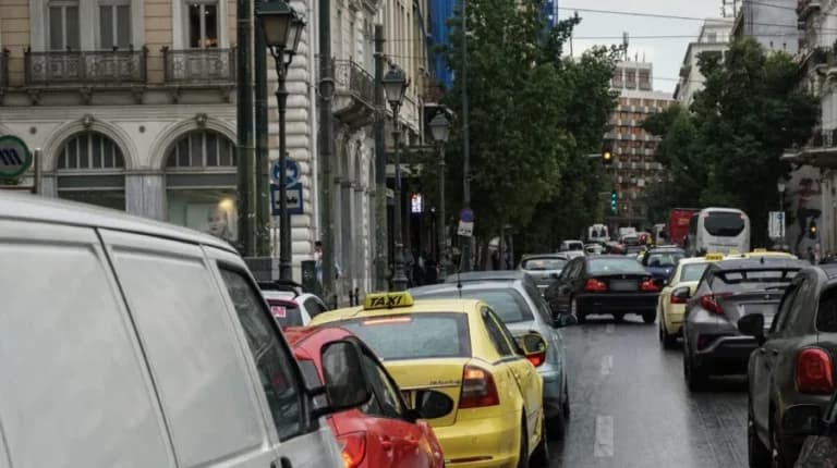 Κυκλοφοριακός εφιάλτης στην Αθήνα: Χάος μετά από δύο τροχαία