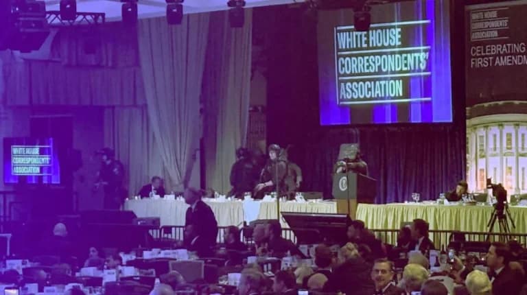 Ο Τραμπ απομακρύνθηκε από το δείπνο ανταποκριτών μετά από πυροβολισμούς