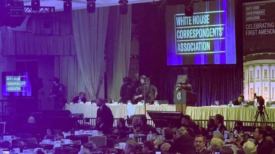 Ο Τραμπ απομακρύνθηκε από το δείπνο ανταποκριτών μετά από πυροβολισμούς