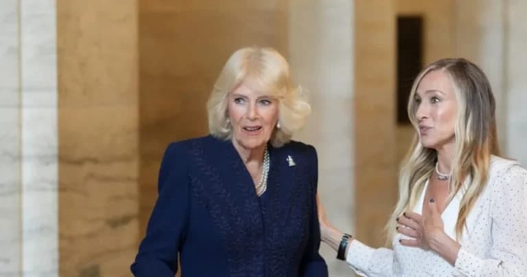 Η Βασίλισσα Καμίλα με την Πάρκερ στη Βιβλιοθήκη Νέας Υόρκης