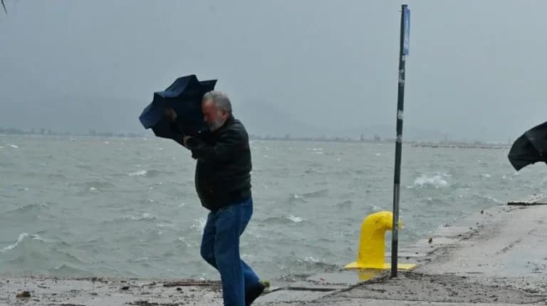 Ψυχρό μέτωπο από τα Βαλκάνια φέρνει βροχές και ψύχος