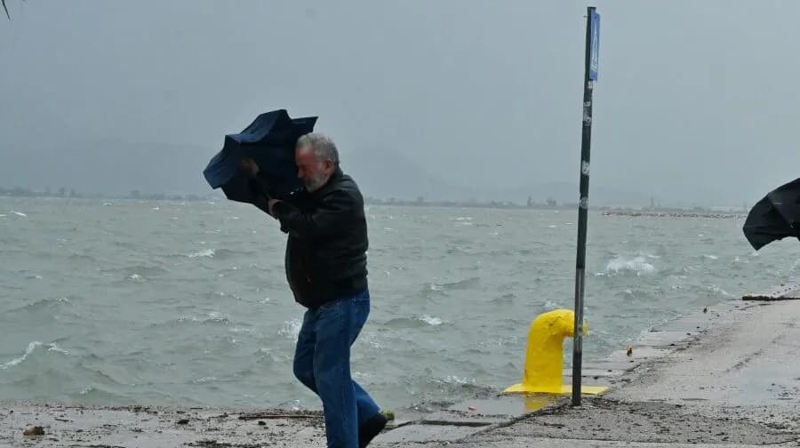 Ψυχρό μέτωπο από τα Βαλκάνια φέρνει βροχές και ψύχος