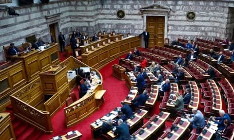 Τα πτυχία των 300 βουλευτών: Δικηγόροι, αγρότες και Mr. Ελλάς