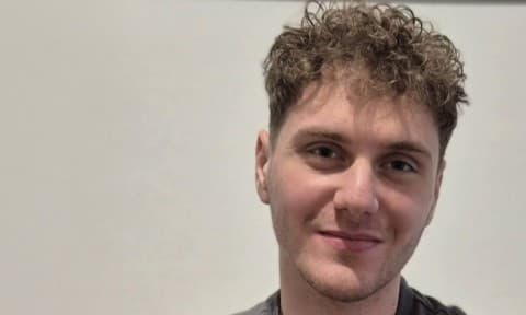 Ο Άκης πήγαινε σχολείο με καΐκι για έξι χρόνια και πήρε υποτροφία