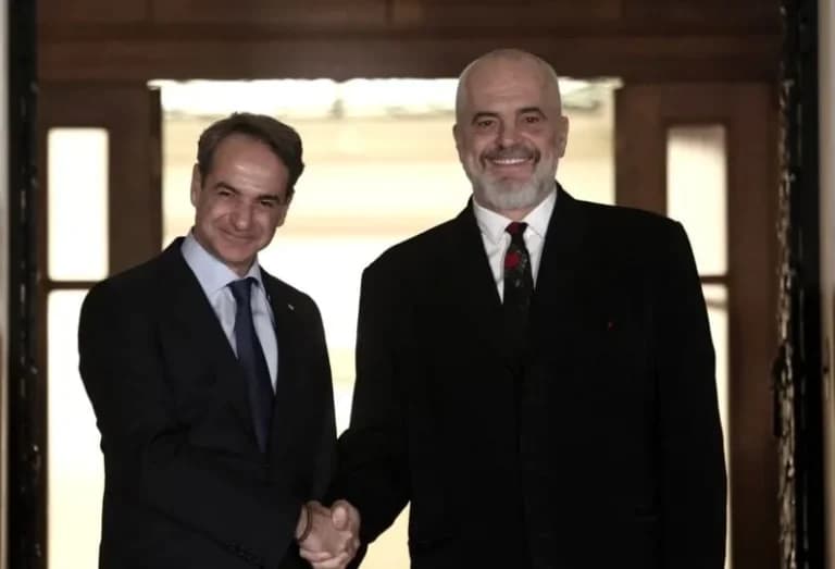 Ο Μητσοτάκης υποδέχεται τον Ράμα στο Μέγαρο Μαξίμου