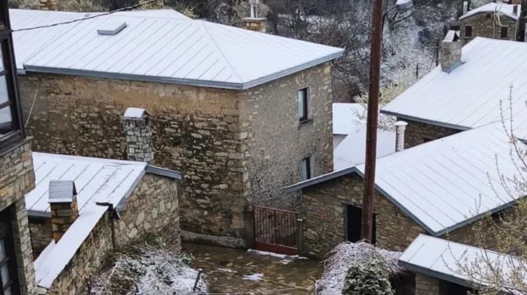 Τεράστια πτώση θερμοκρασίας: Χιόνια σε Νυμφαίο και Σέλι