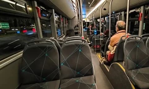 Η ηλικιωμένη που ξέχασε 30.000 ευρώ στο λεωφορείο